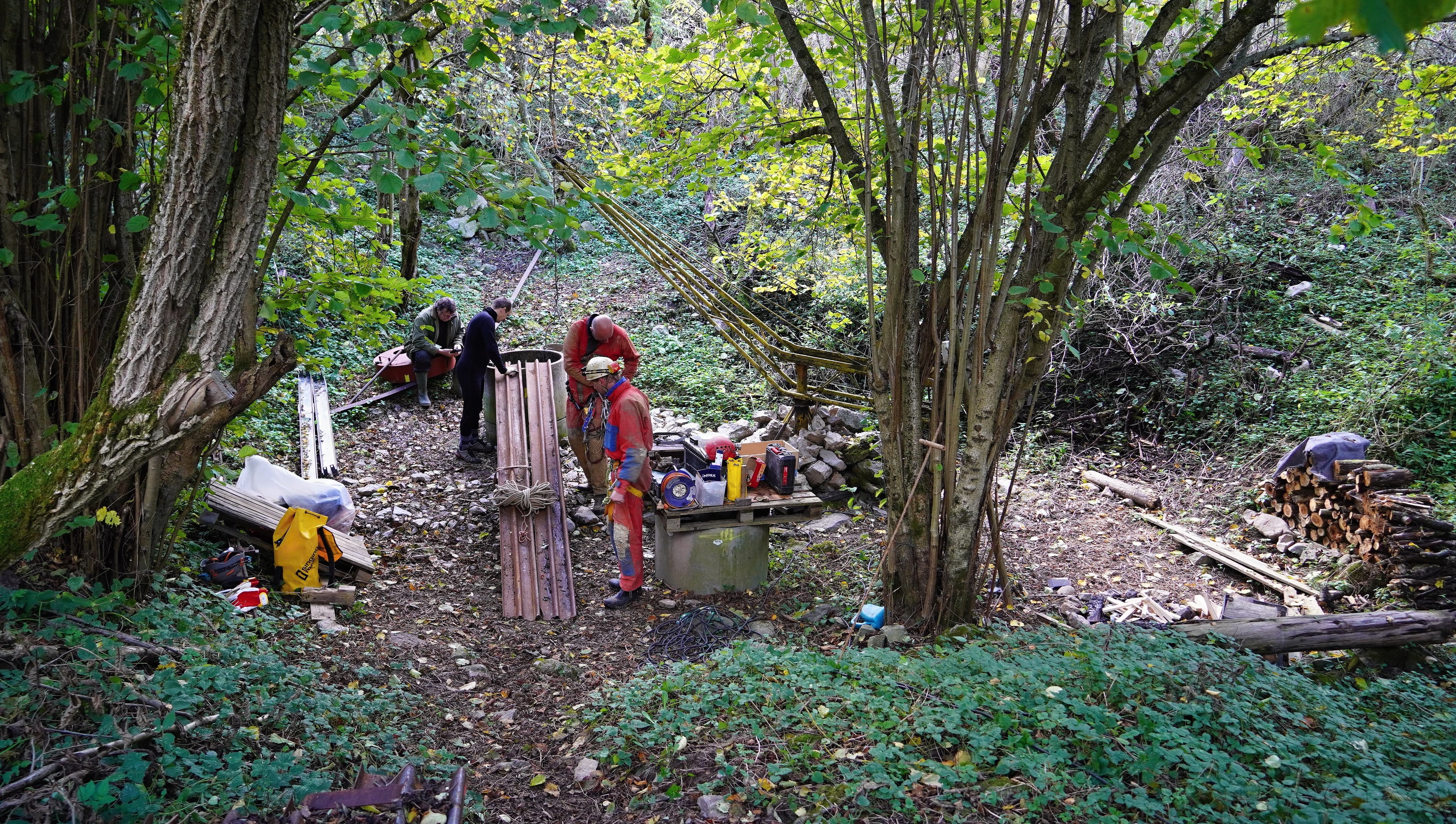 Pohled na závrt při akci - rok 2025